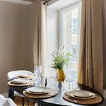 Bright Air-Conditioned Apartment In The Marais