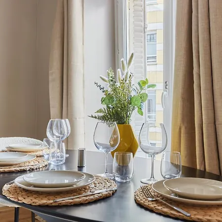 Bright Air-conditioned In The Marais Apartment
